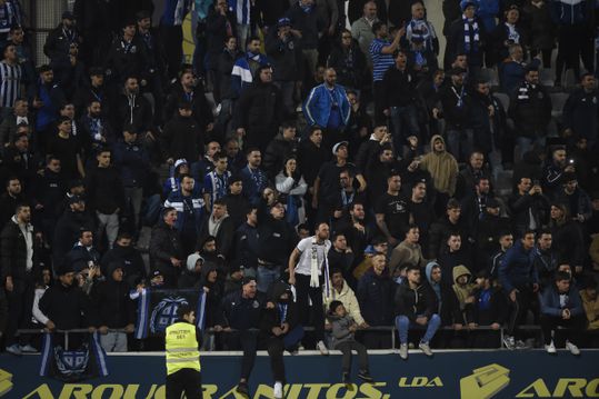 «Palhaços, joguem à bola!» Jogadores viram as costas aos adeptos do FC Porto