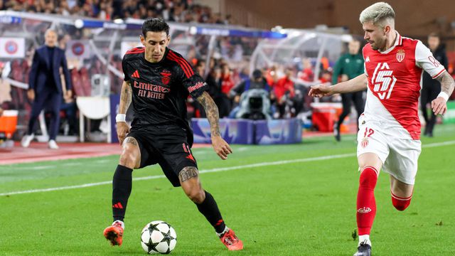 Di María protege a bola de Caio Henrique