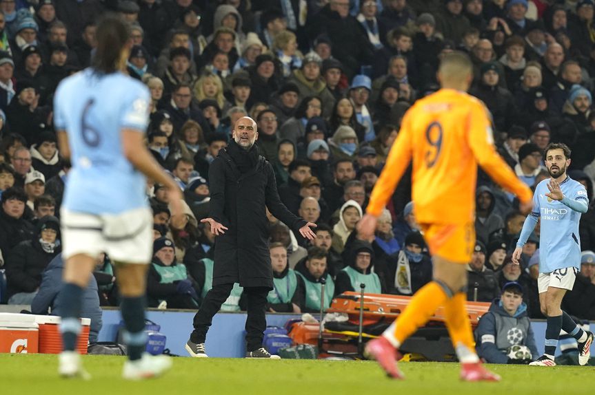 Pep Guardiola reage durante o Manchester City-Real Madrid