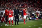 Bruno Lage discute com Rollheiser, antes de o jogador entrar em campo durante um jogo do Benfica
