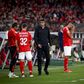Bruno Lage discute com Rollheiser, antes de o jogador entrar em campo durante um jogo do Benfica