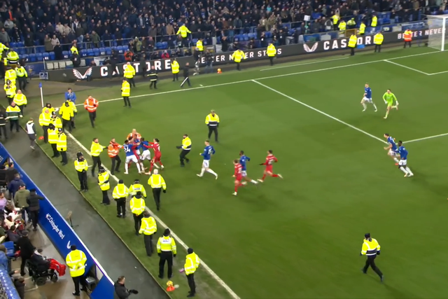 Confusão e três expulsos no final do Everton-Liverpool (vídeo)