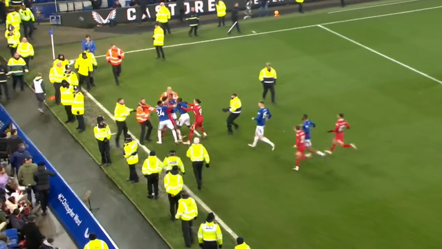 Confusão e três expulsos no final do Everton-Liverpool (vídeo)