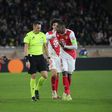 Jogadores do Mónaco protestam com o árbitro