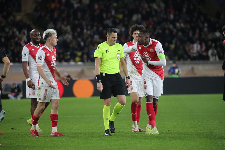 Jogadores do Mónaco protestam com o árbitro