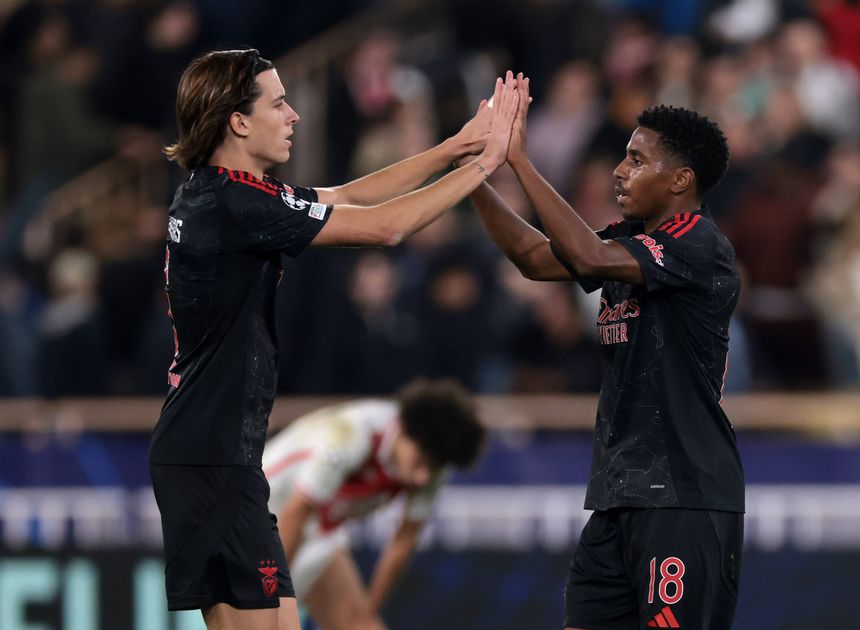 Álvaro Carreras e Leandro Barreiro cumprimentam-se