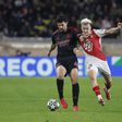 Tomás Araújo discute a bola com Golovin