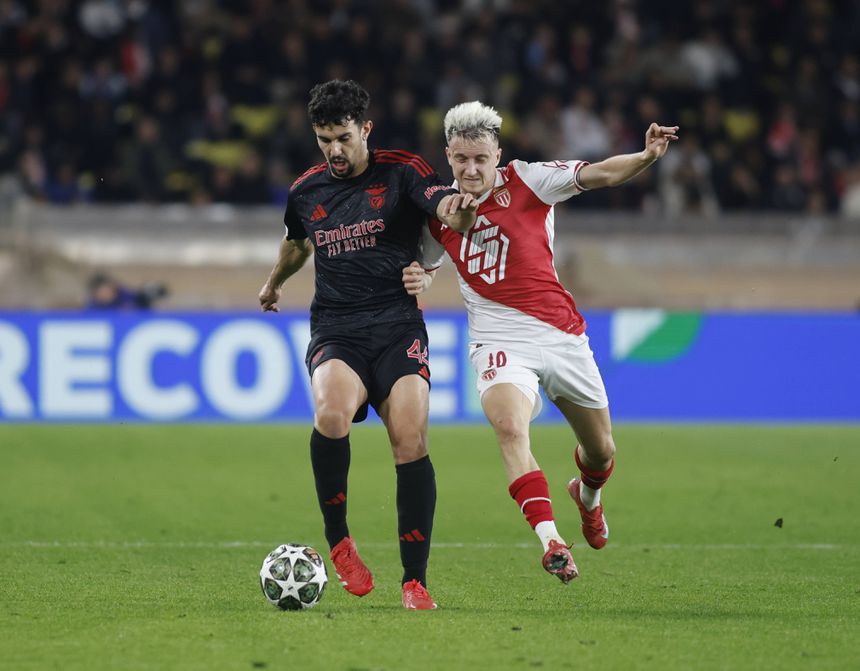 Tomás Araújo discute a bola com Golovin