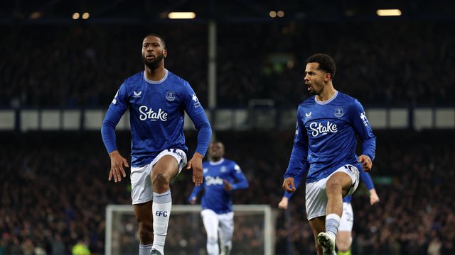 Beto foge à defesa do Liverpool e adianta o Everton (Vídeo)