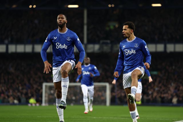 Beto foge à defesa do Liverpool e adianta o Everton (Vídeo)