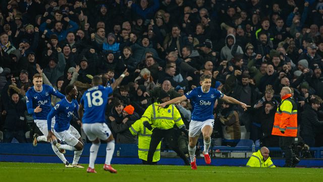 Incrível! Tarkowski empata dérbi de Liverpool aos 90+8 (vídeo)