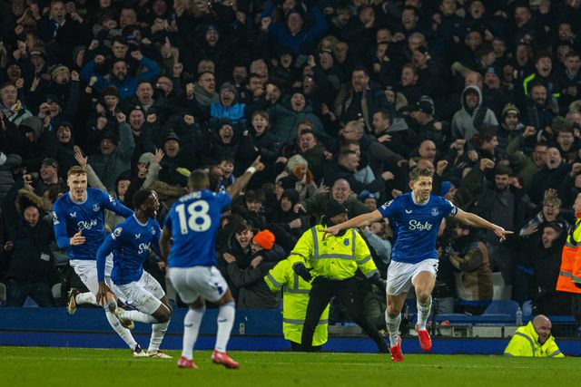 Incrível! Tarkowski empata dérbi de Liverpool aos 90+8 (vídeo)