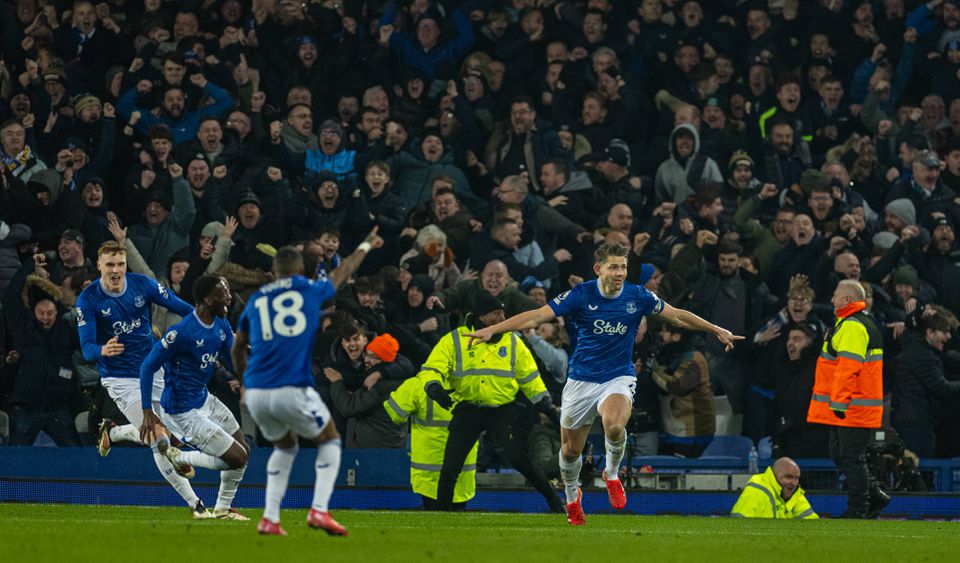 Incrível! Tarkowski empata dérbi de Liverpool aos 90+8 (vídeo)