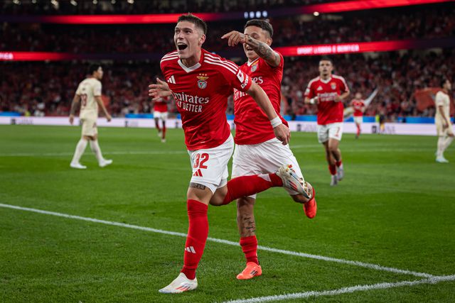 Benjamín Rollheiser e Gianluca Prestianni festeja golo