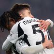 Mbangula festeja com Francisco Conceição o golo que deu a vitória à Juventus