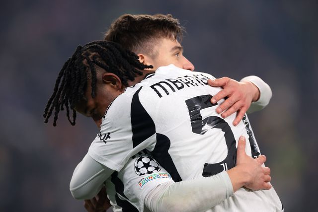 Mbangula festeja com Francisco Conceição o golo que deu a vitória à Juventus