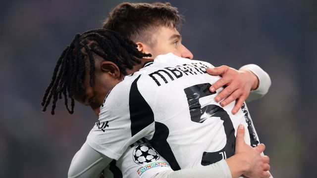 Mbangula festeja com Francisco Conceição o golo que deu a vitória à Juventus