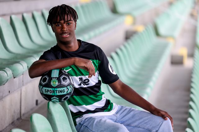 Sporting: Diego Moreira assina contrato de formação
