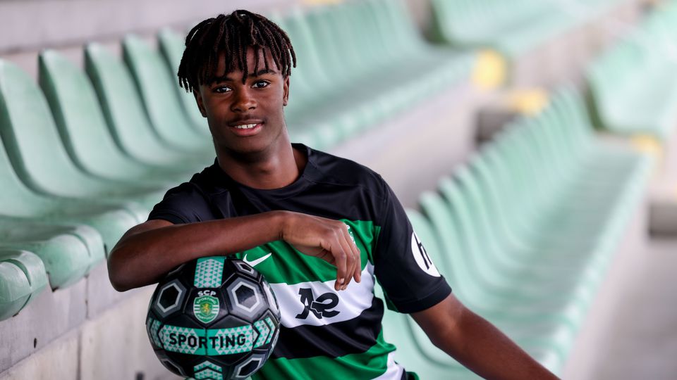 Sporting: Diego Moreira assina contrato de formação