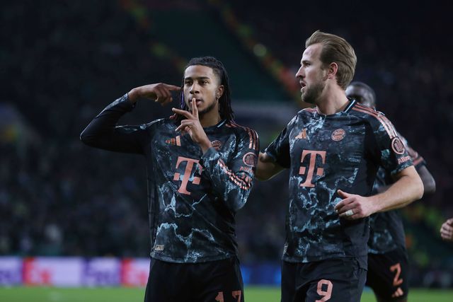 Olise e Kane festejam