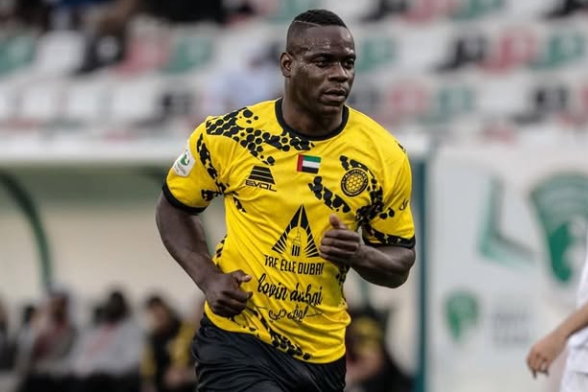 Balotelli com a camisola do Al Ittifaq - Foto: Balotelli/Instagram