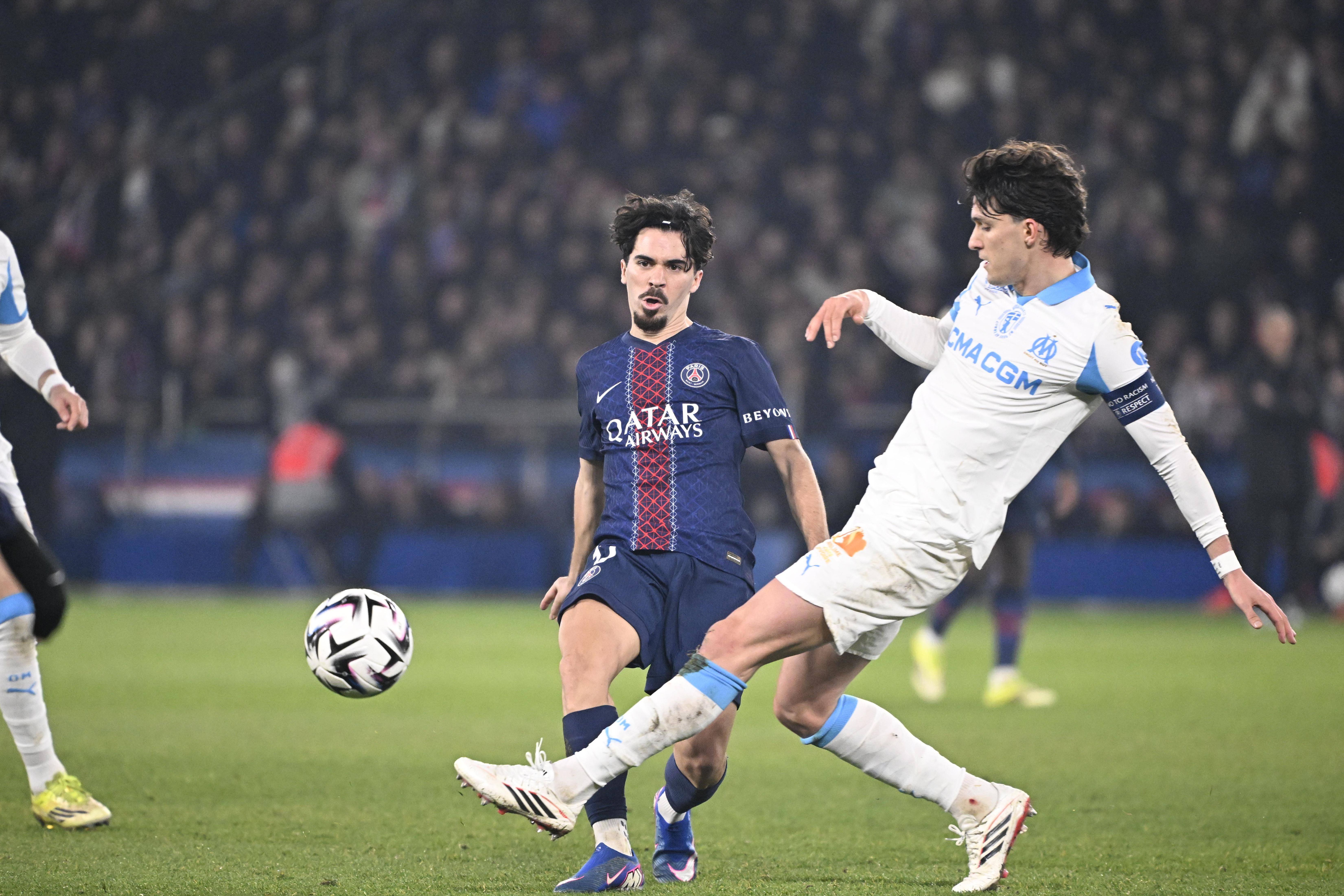 Vitinha e Balerdi durante o clássico entre PSG e Marselha