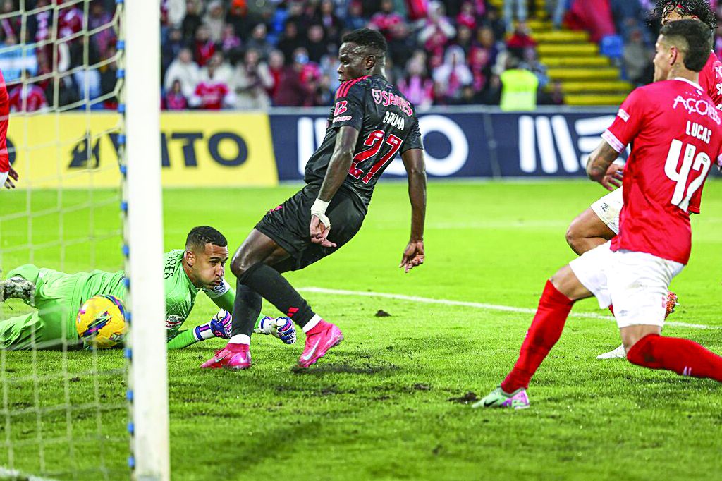 Bruma finaliza na pequena área depois de assistência de Amdouni e oferece a vitória ao Benfica sobre o Santa Clara, nos Açores, na época passada — Foto: SL Benfica