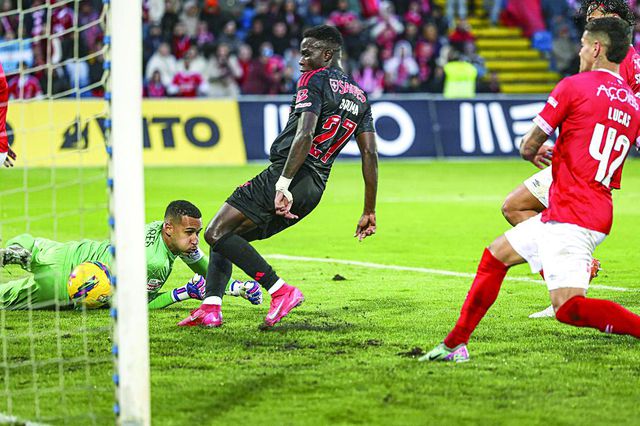 Bruma finaliza na pequena área depois de assistência de Amdouni e oferece a vitória ao Benfica sobre o Santa Clara, nos Açores, na época passada — Foto: SL Benfica