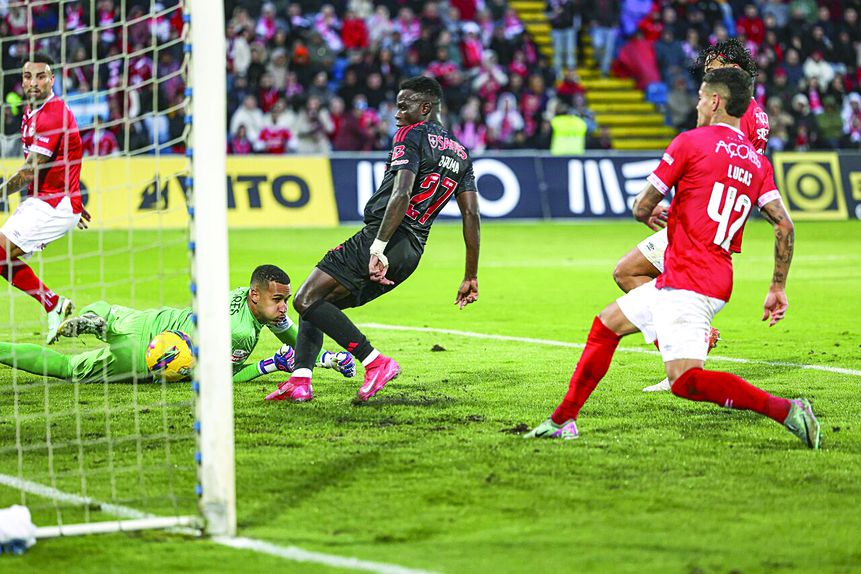 Bruma finaliza na pequena área depois de assistência de Amdouni e oferece a vitória ao Benfica sobre o Santa Clara, nos Açores, na época passada — Foto: SL Benfica