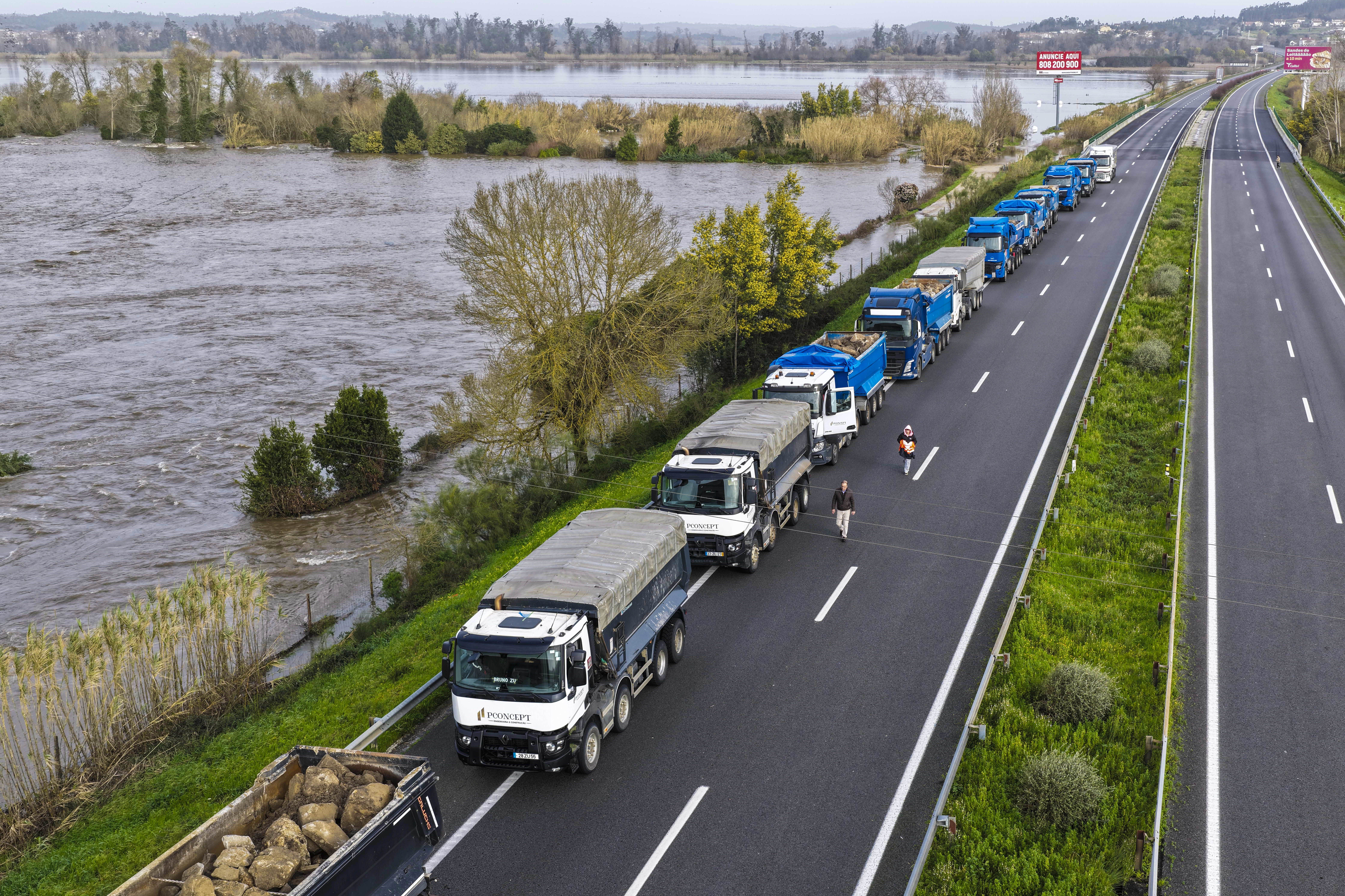Um troço da autoestrada A1, a principal via que liga Lisboa ao Porto, colapsou na noite de quarta-feira em Coimbra, na sequência da rutura da barragem de Casais - Foto: MIGUEL A. LOPES/LUSA