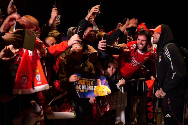 Adeptos nos Açores com Otamendi, central e capitão da equipa do Benfica (foto: SL Benfica)