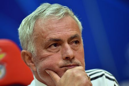 José Mourinho, treinador do Benfica, espera dificuldades extra nos Açores — Foto: Miguel Nunes