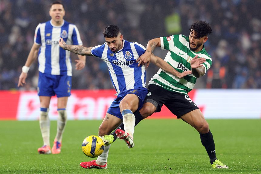 O clássico que tantos anunciaram como decisivo para o título acabou por ser curto de futebol e excessivo em tudo o resto — Foto: CATARINA MORAIS/KAPTA+