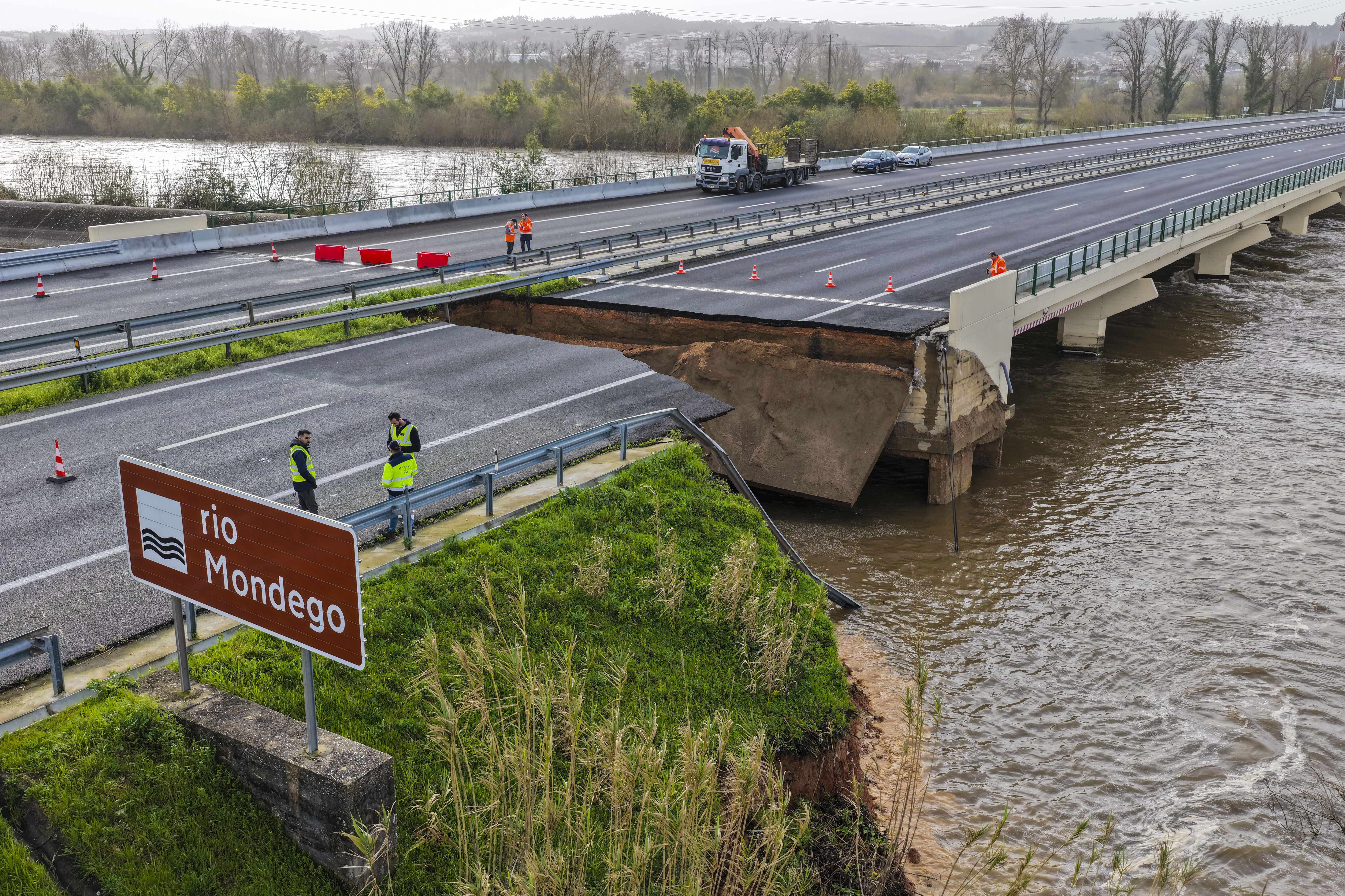 Um troço da autoestrada A1, a principal via que liga Lisboa ao Porto, colapsou na noite de quarta-feira em Coimbra, na sequência da rutura da barragem de Casais - Foto: MIGUEL A. LOPES/LUSA