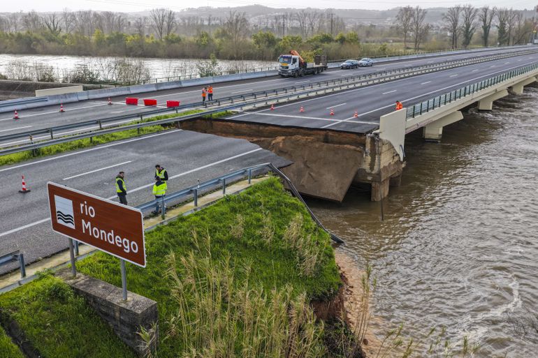 Um troço da autoestrada A1, a principal via que liga Lisboa ao Porto, colapsou na noite de quarta-feira em Coimbra, na sequência da rutura da barragem de Casais - Foto: MIGUEL A. LOPES/LUSA