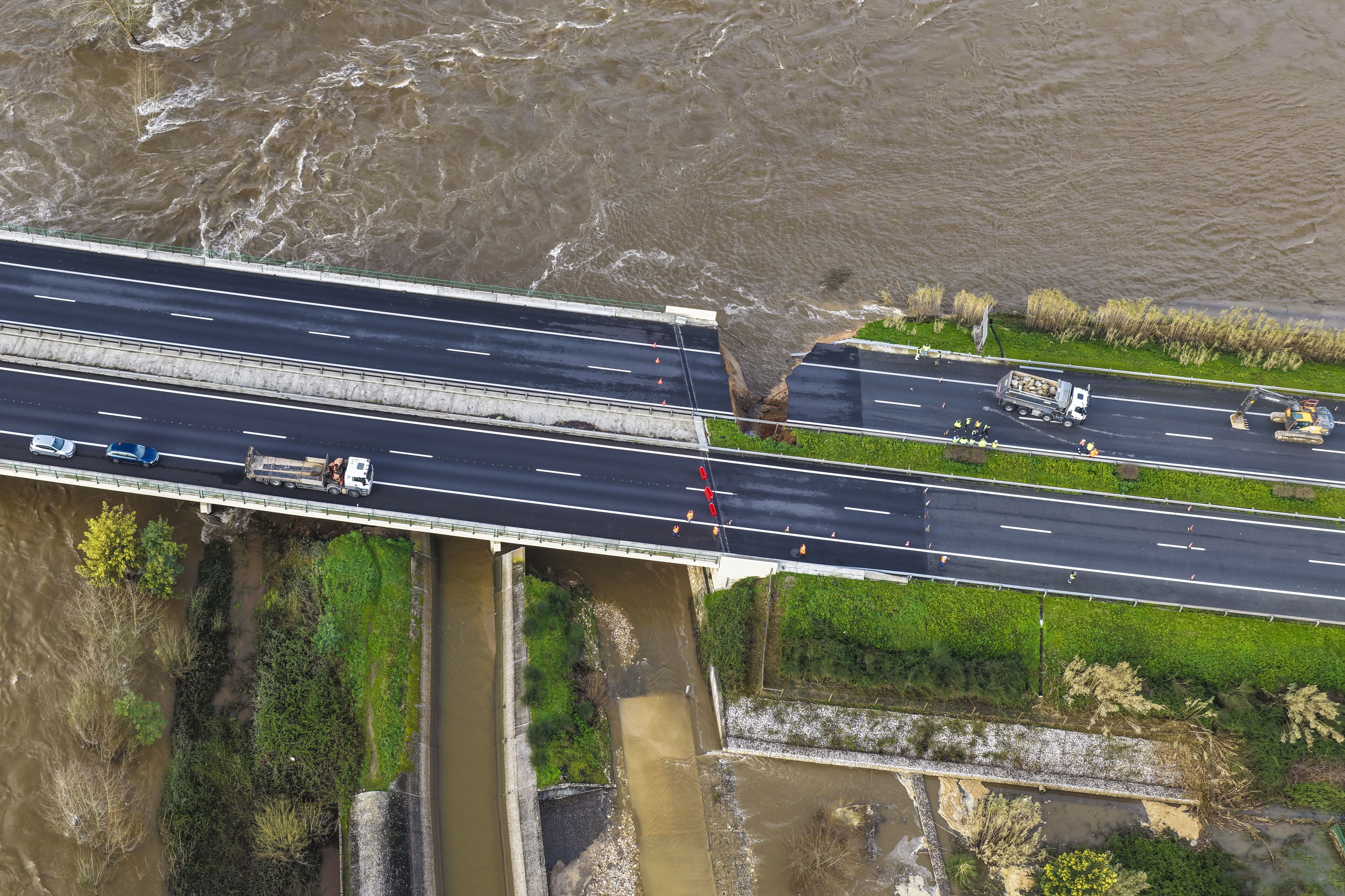 Um troço da autoestrada A1, a principal via que liga Lisboa ao Porto, colapsou na noite de quarta-feira em Coimbra, na sequência da rutura da barragem de Casais - Foto: MIGUEL A. LOPES/LUSA