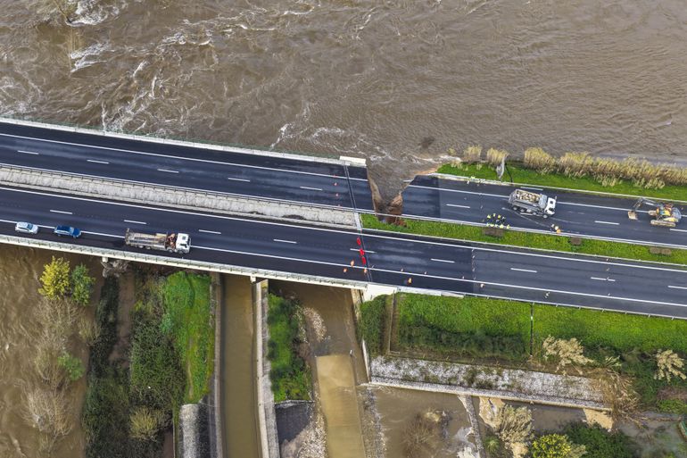 Um troço da autoestrada A1, a principal via que liga Lisboa ao Porto, colapsou na noite de quarta-feira em Coimbra, na sequência da rutura da barragem de Casais - Foto: MIGUEL A. LOPES/LUSA