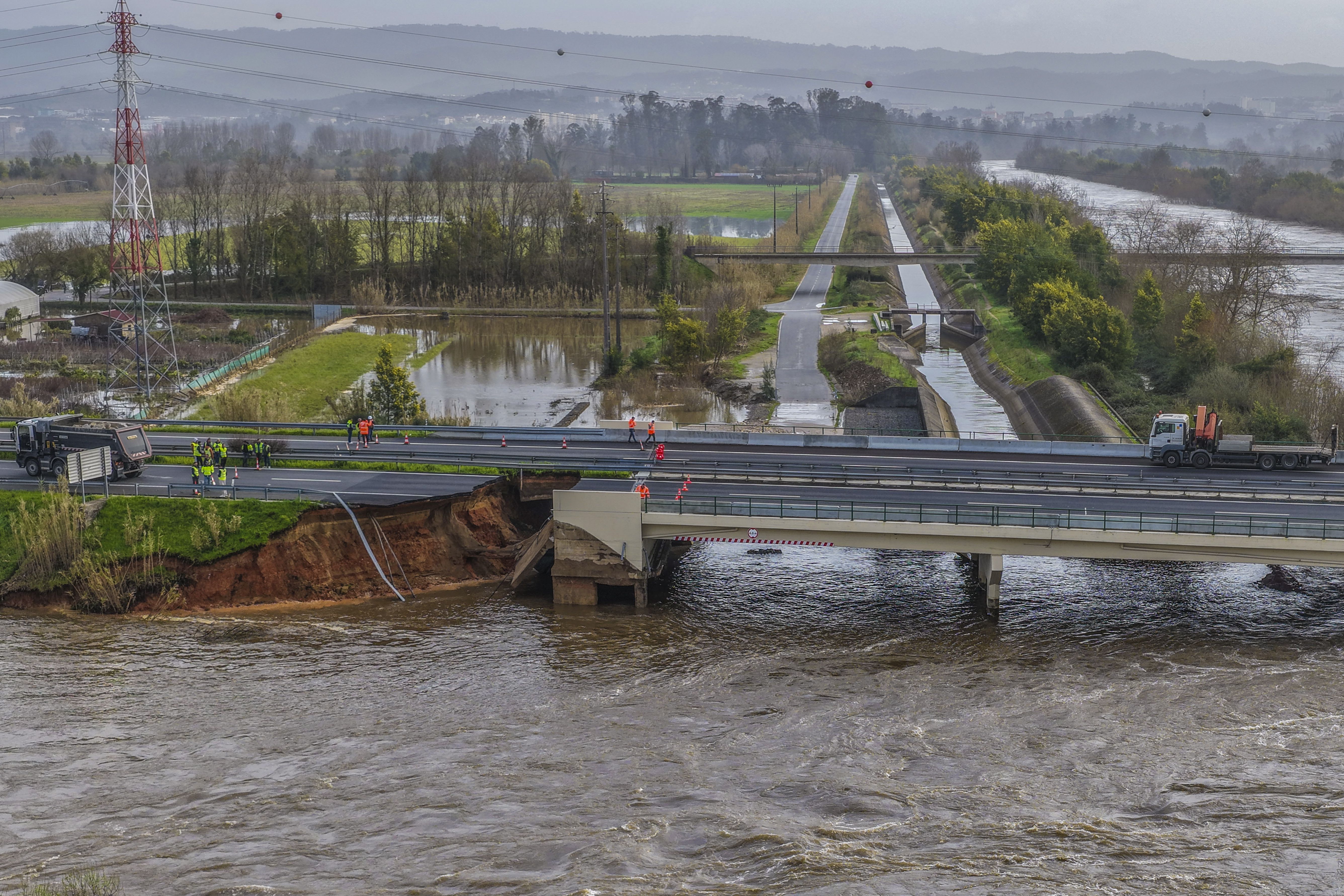 Um troço da autoestrada A1, a principal via que liga Lisboa ao Porto, colapsou na noite de quarta-feira em Coimbra, na sequência da rutura da barragem de Casais - Foto: MIGUEL A. LOPES/LUSA