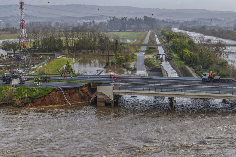 Um troço da autoestrada A1, a principal via que liga Lisboa ao Porto, colapsou na noite de quarta-feira em Coimbra, na sequência da rutura da barragem de Casais - Foto: MIGUEL A. LOPES/LUSA