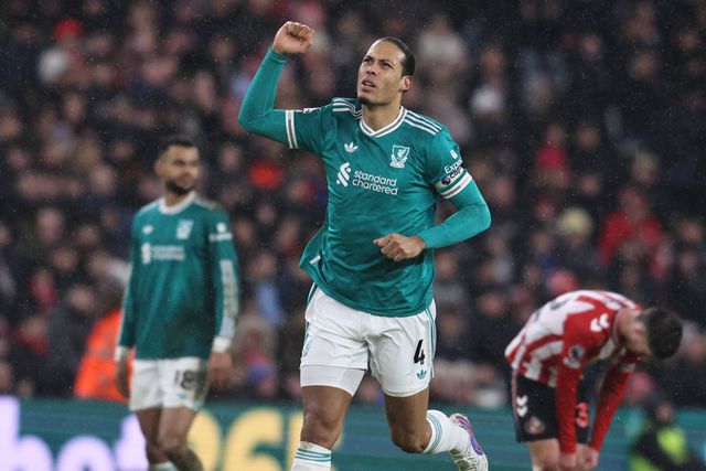 Van Dijk à porta do top-3 dos centrais com mais golos na história da Premier League