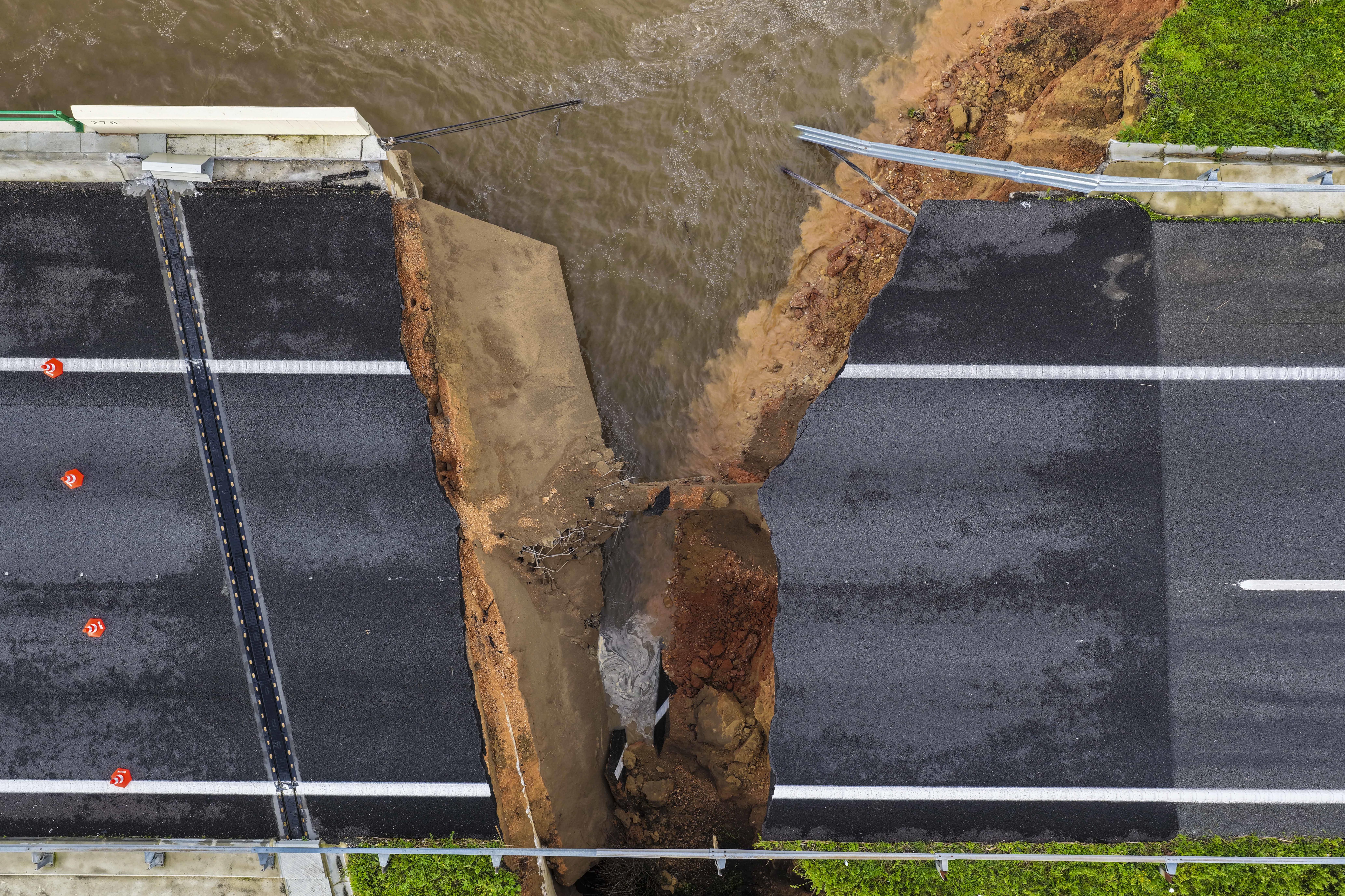 Um troço da autoestrada A1, a principal via que liga Lisboa ao Porto, colapsou na noite de quarta-feira em Coimbra, na sequência da rutura da barragem de Casais - Foto: MIGUEL A. LOPES/LUSA