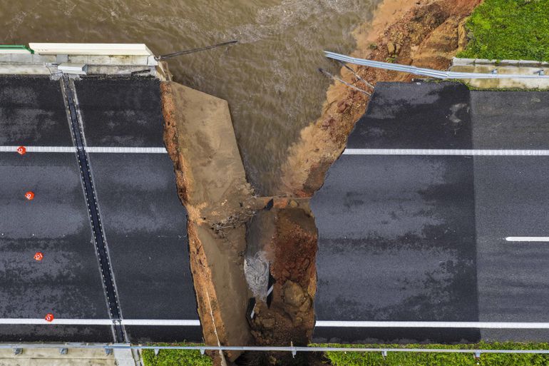 Um troço da autoestrada A1, a principal via que liga Lisboa ao Porto, colapsou na noite de quarta-feira em Coimbra, na sequência da rutura da barragem de Casais - Foto: MIGUEL A. LOPES/LUSA