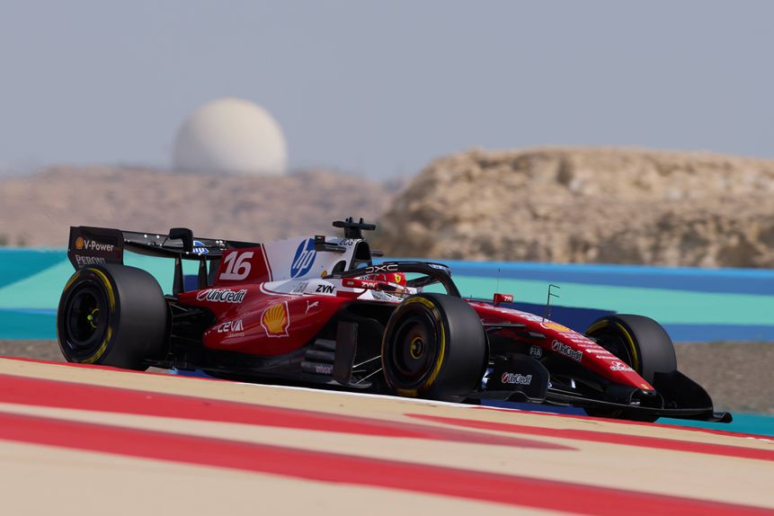 O Ferrari do monegasco Leclerc foi o mais rápido na sessão matinal de quinta-feira. IMAGO