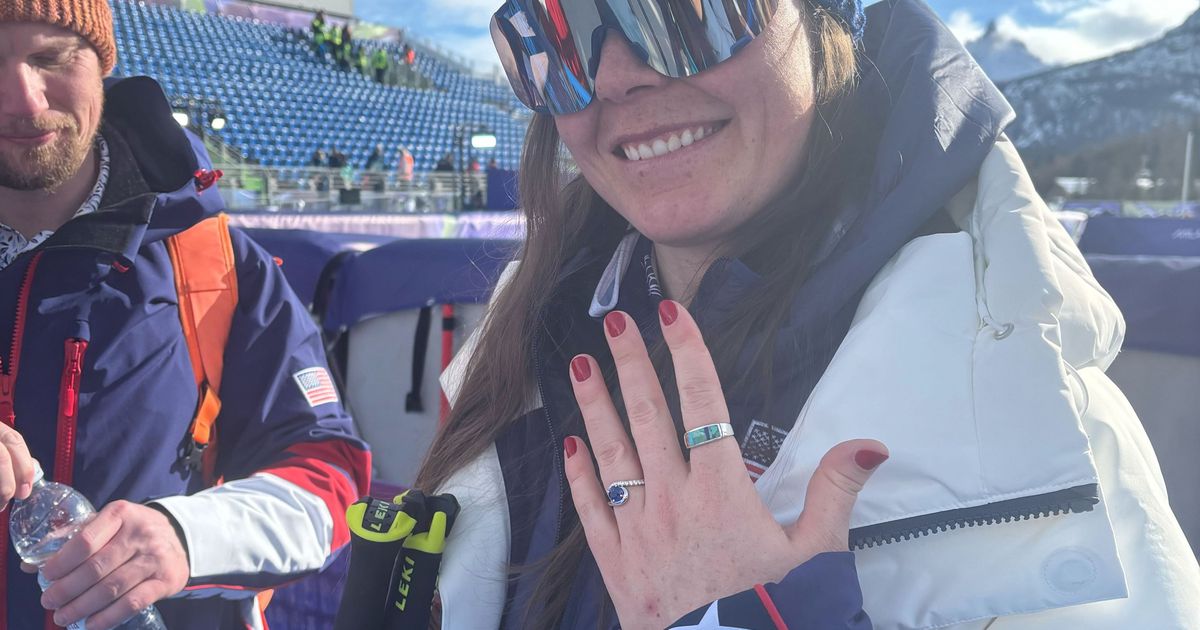 Ouro, queda e pedido de casamento: esquiadora norte-americana sai noiva dos Jogos Olímpicos