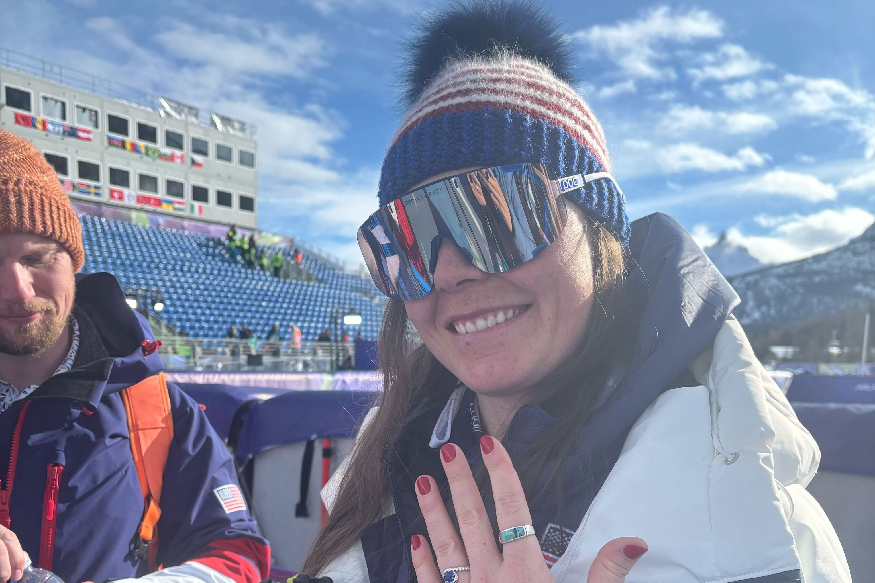Após acidente no super-G, campeã olímpica do downhill foi surpreendida pelo namorado e aceitou pedido de casamento -Foto: @Olympics/X