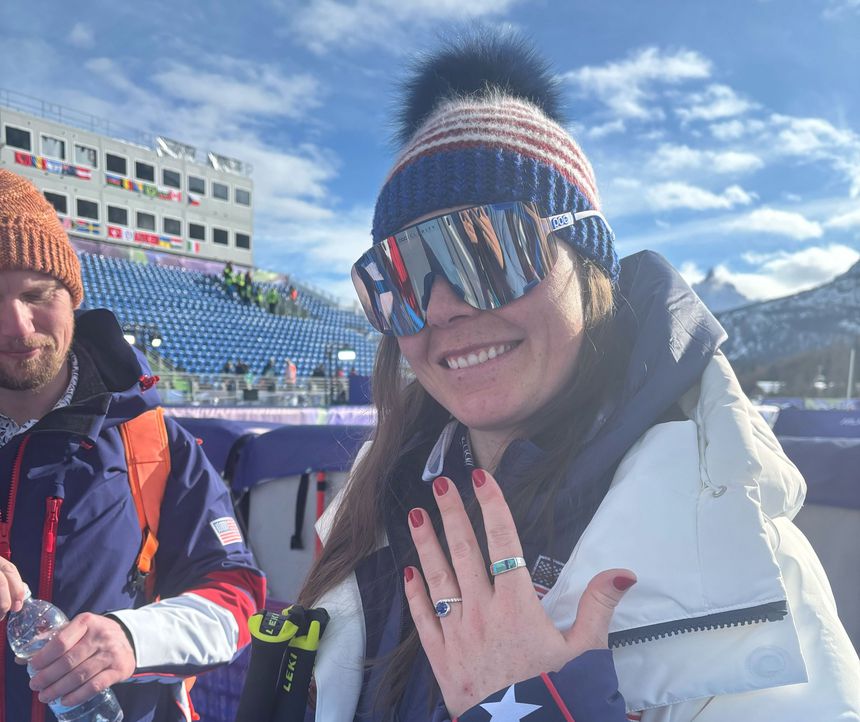 Após acidente no super-G, campeã olímpica do downhill foi surpreendida pelo namorado e aceitou pedido de casamento -Foto: @Olympics/X