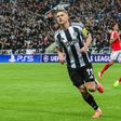 Harvey Barnes marcou dois golos aos encarnados na Champions