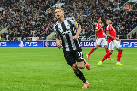 Harvey Barnes marcou dois golos aos encarnados na Champions