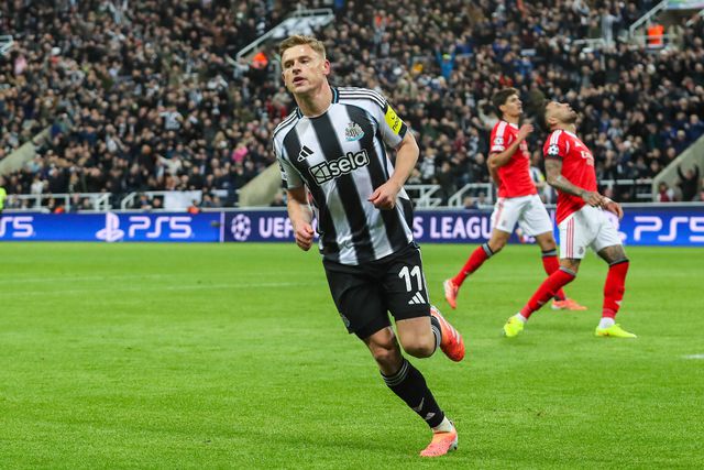 Harvey Barnes marcou dois golos aos encarnados na Champions