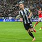 Harvey Barnes marcou dois golos aos encarnados na Champions